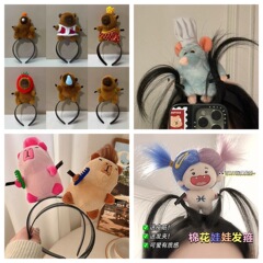料理鼠王のカチューシャが可愛いぬいぐるみのネズミが顔を洗って髪飾りをしています。