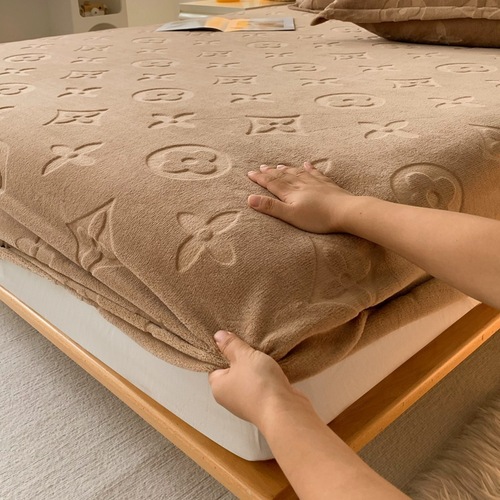 Premium Winter Solid-Color Thickened Milk Velvet Bed Skirt & Mattress Protector—Non-Slip Simmons Bed Cover—Wholesale for International Trade