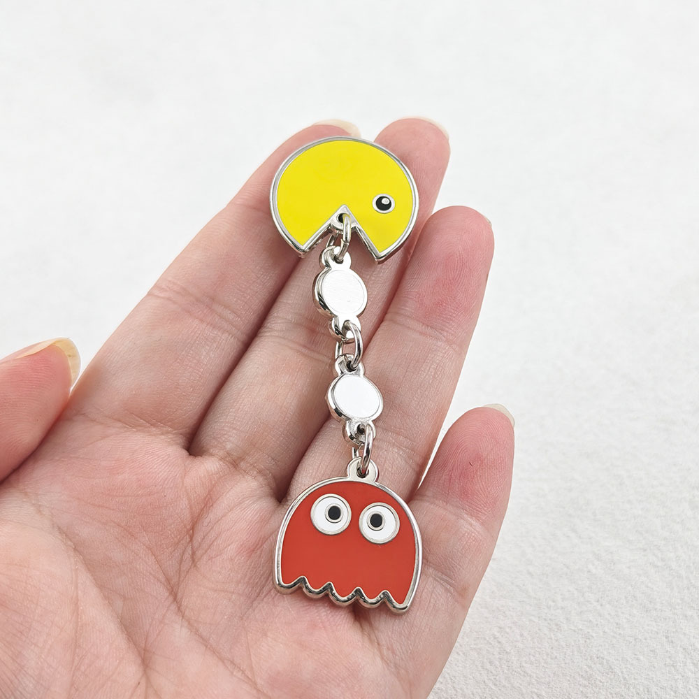 Pac-Man game metal brooch, Pac-Man and Red Ghost enamel badge, cute cartoon pendant pin