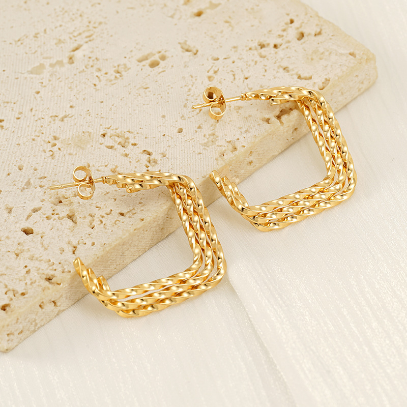 Pendientes torsos de acero inoxidable estilo americano europeo y americano Diseño de nicho de moda Pendientes de acero de titanio femenino de todo fósforo de nuevo estilo de 18K