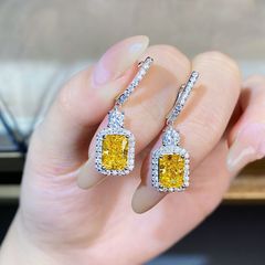 S 925純銀の黄色のダイヤモンドのイヤリングの女性の豪華な満ドリルの2カラットの氷の花は耳飾りを切って簡単に組み合わせて高級感のピアスに入ります。