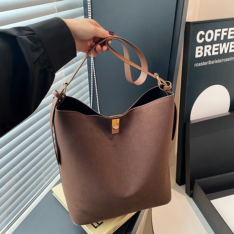 2024 invierno nueva moda de gran capacidad de viaje bolsa de viaje bolsa de moda extranjera simple bolsa de cubo simple bolsa de hombro