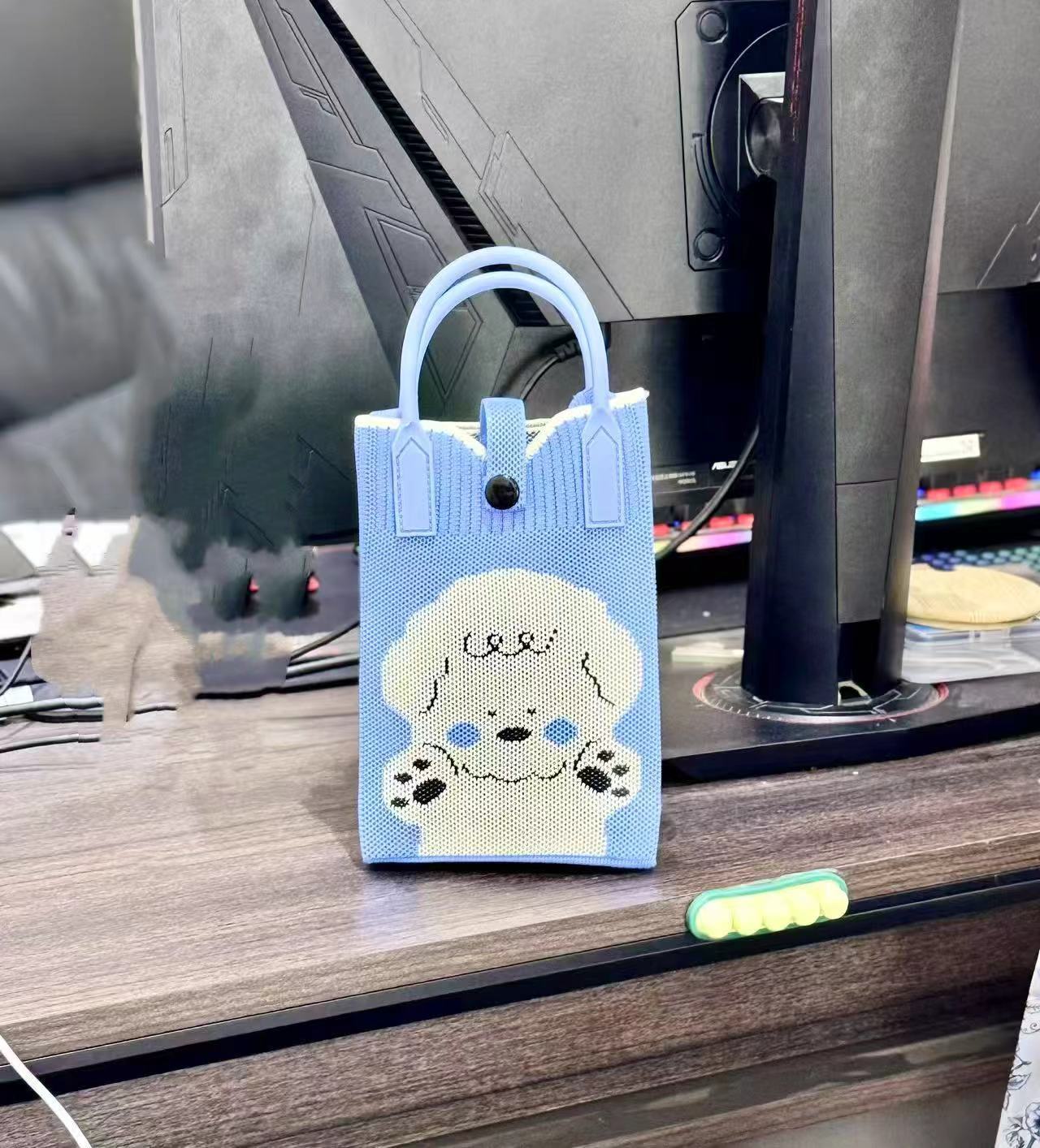 Fondo Azul. Perro rizado de arroz