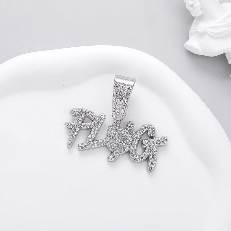 Collier lettre en diamant avec design clouté pour femme_voghion.com