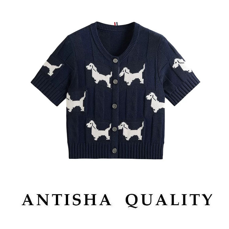Design cardigan with a round collar