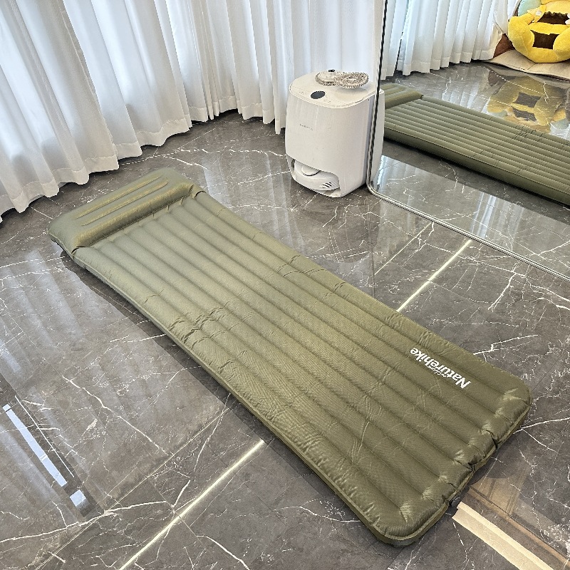 Одинокий человек с подушкой армейского зеленого цвета (с логотипом)