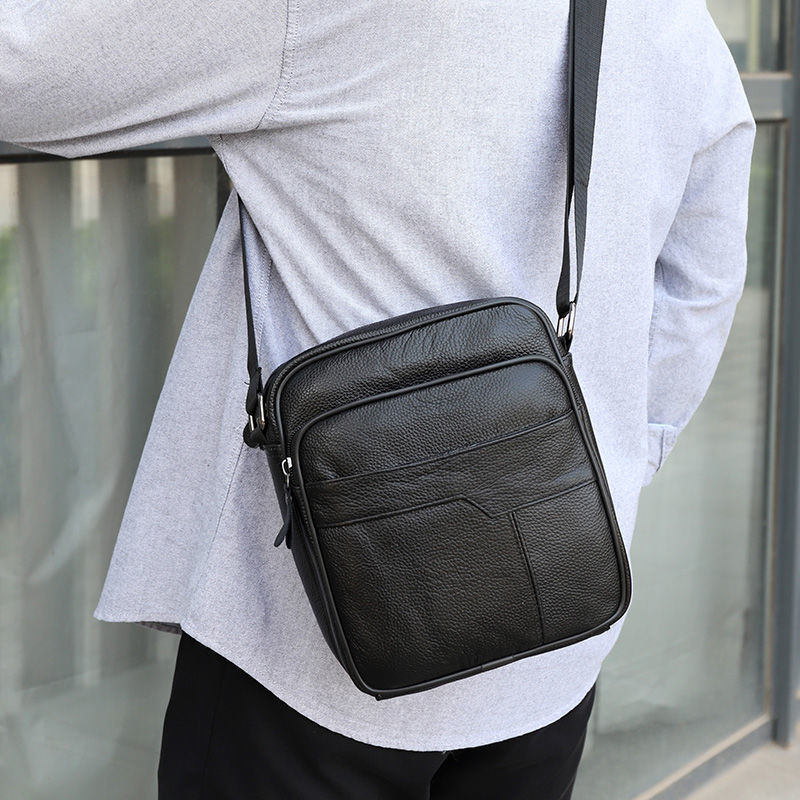 Imagen del Bolso con Cremallera y Grabado en Cuero 3