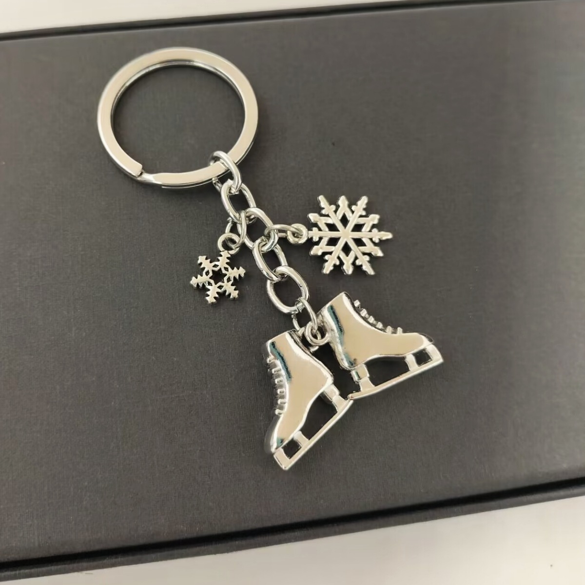 Nuevo invierno europeo y americano transfronterizo Venta caliente copo de nieve patines aleación llavero Navidad joyería