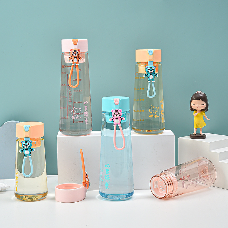 Nueva taza de agua deportiva de gran capacidad, botella de agua de plástico de verano para niños, estudiantes simples, botella de agua resistente a altas temperaturas para beber directamente