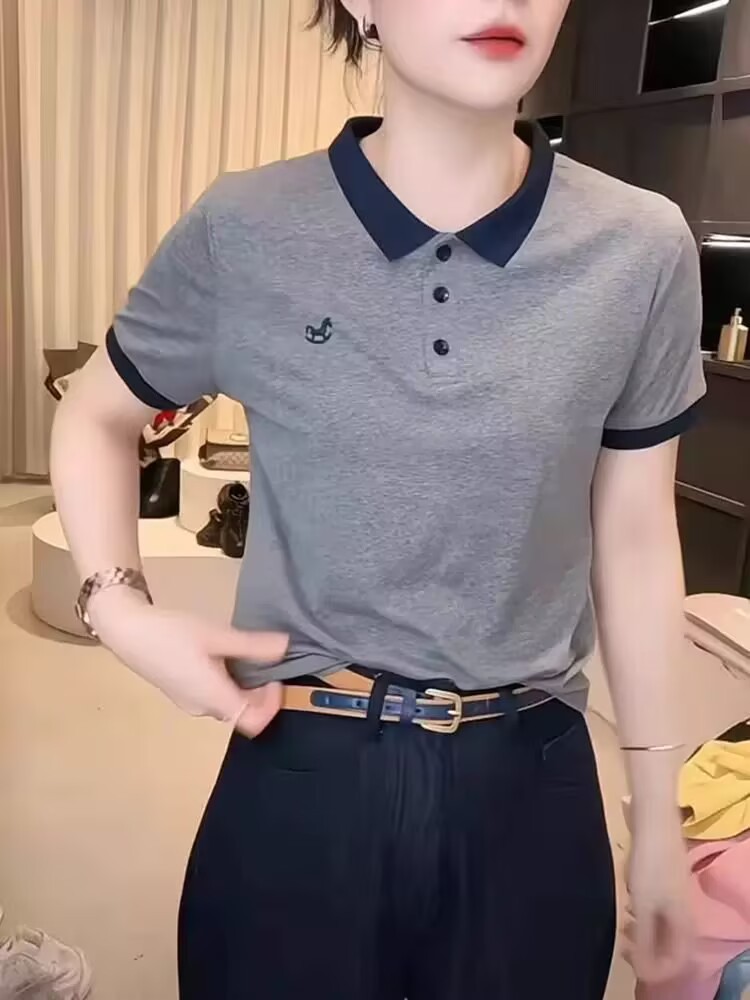 Áo thun nữ cổ polo tay ngắn, chất liệu dệt kim, thêu hình ngựa nhỏ — Màu hồng