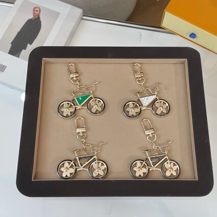 L brand's new bicycle keychain bag accessory with four-leaf clover decoration and extended chain modification pendant L brand's new bicycle keychain bag accessory with four-leaf clover decoration and extended chain modification pendant