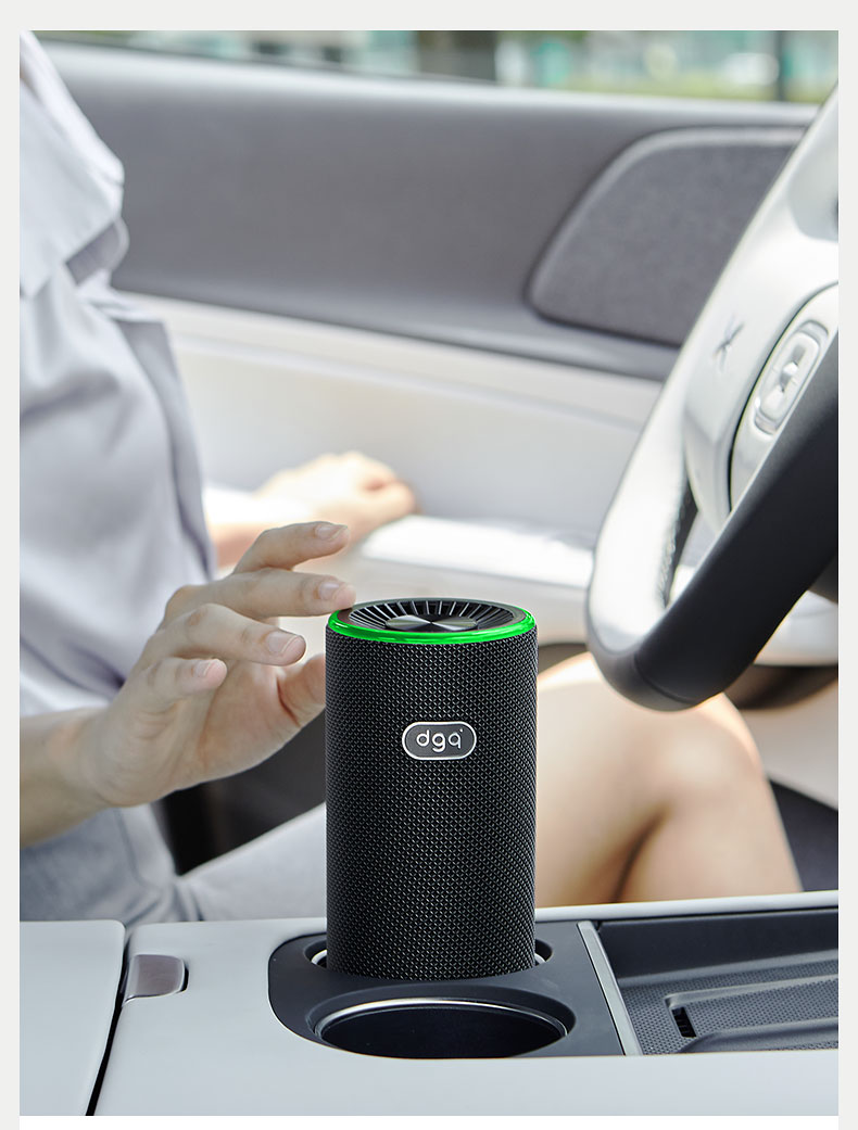Car Air Purifier in the Car Eliminates Odor, Removes Formaldehyde, Removes Smoke and Deodorizes the Car with Negative Ions