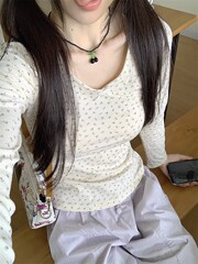 【メーカー源現物直髪】甘い小柄な花の中にシャツを着た女性秋の長袖tシャツ