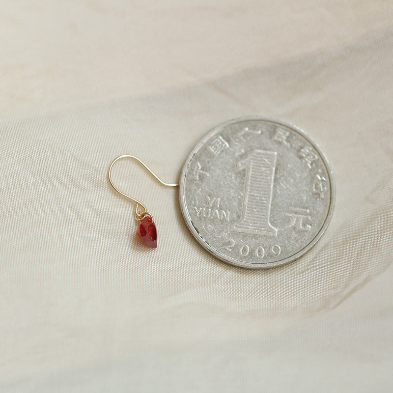 S925 plata esterlina 14K oro granada vino rojo amor gancho de orejas pequeño corazón rojo zirconia estilo mini orejas mujeres