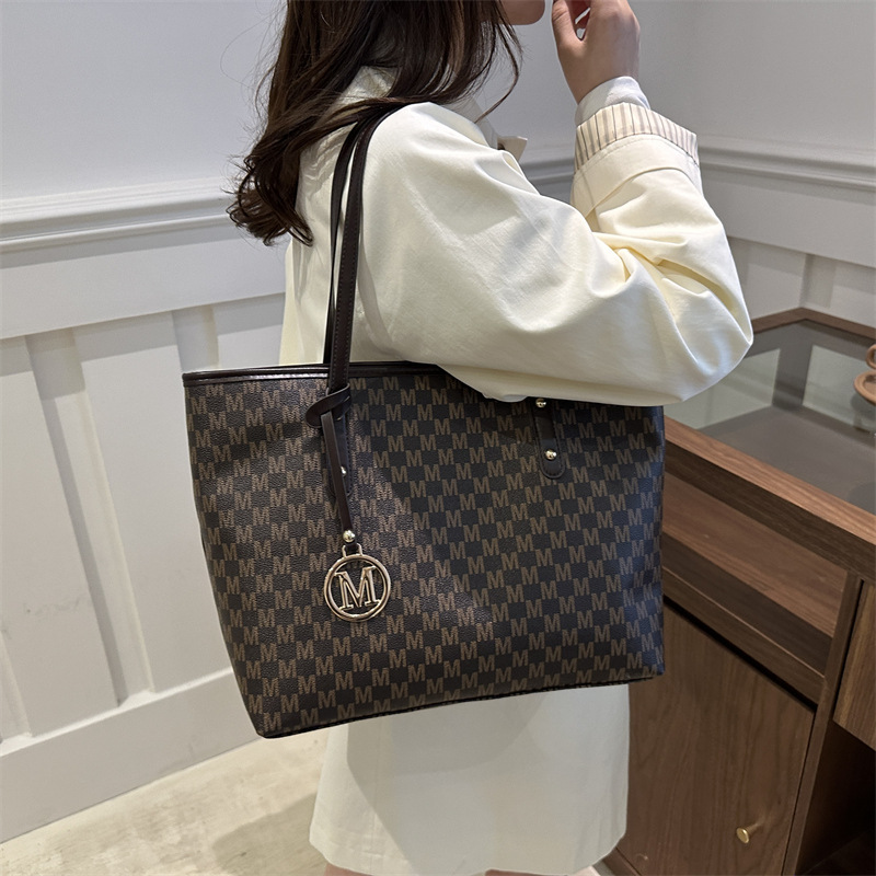 Bolso de gran capacidad para mujeres 2024 nuevo otoño invierno universal nicho de diseño de clase bolsa de hombro de viaje bolsa de mano