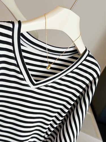 Contrasting stripe v-neck short-sleeved t-shirt women's summer design all-matching loose waist, slimming, trumpet sleeves, chic top