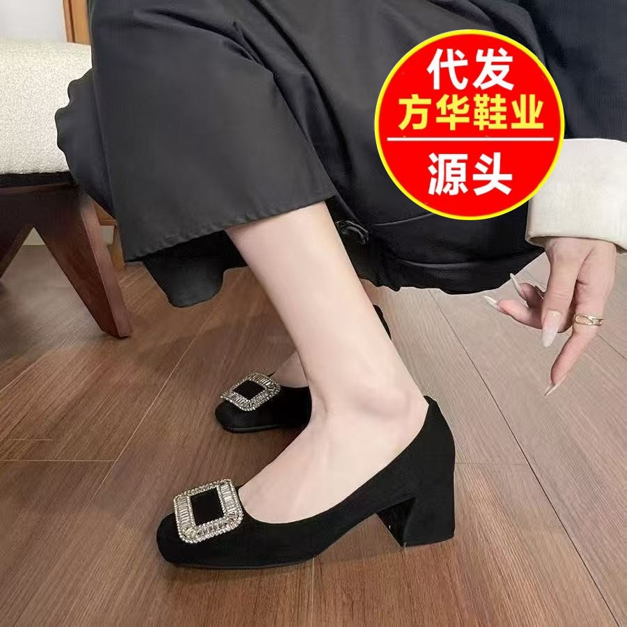 2026 nuevo estilo de verano de estilo francés de diamante poco profundo tacones gruesos temperamento desgaste de moda versátil perezoso un solo zapato