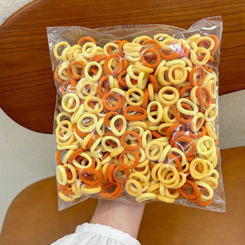 子供の皮の筋は髪の毛の赤ちゃんの髪のひもを刺します。|undefined