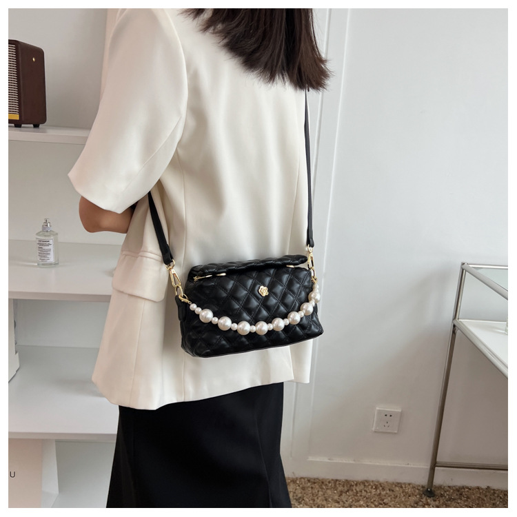 Trendy Rhombic Flower Pattern Pendant Pearl Strap Pu Leather Crossbody Bag display picture 5