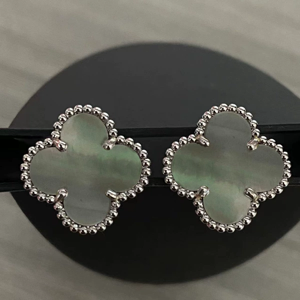 Platinum [Gray Fritillary 1.5cm] Stud Earrings