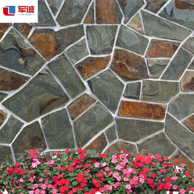 Лунный свет в пруду лотоса