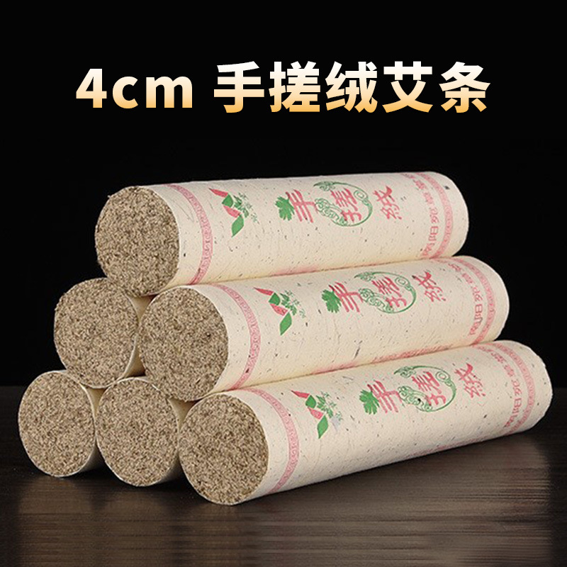 太く手を加えて絨毯をこすります。