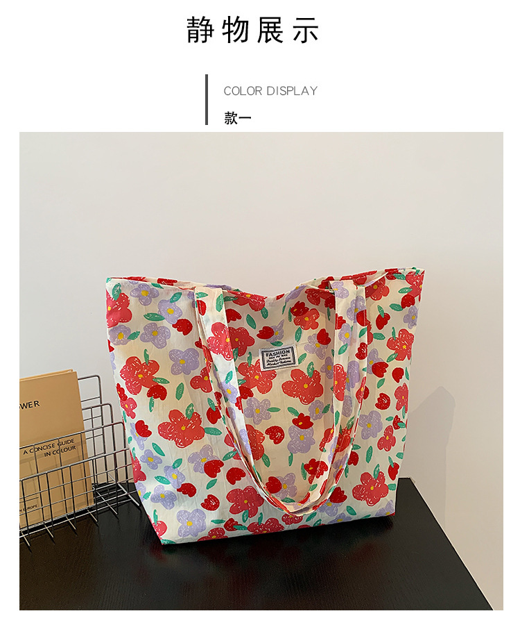 The large-capacity single-shoulder bag for student commuting is a bestseller in early spring. The Korean-style fresh and simple floral fabric bag is a versatile tote bag undefined