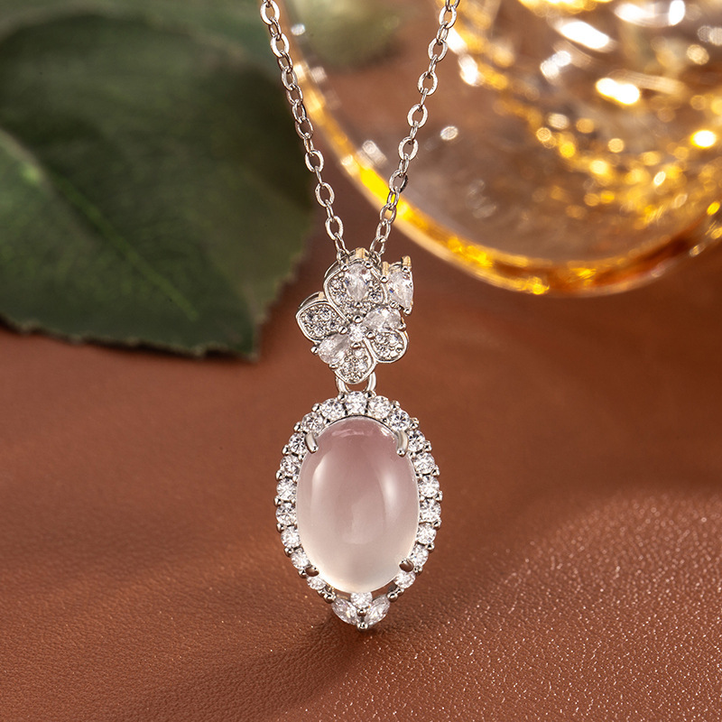 High Imitation Ice Jade Pigeon Egg Pendant Necklace for Women, Exquisite, Sweet, High-Looking, Niche Design Clavicle Chain