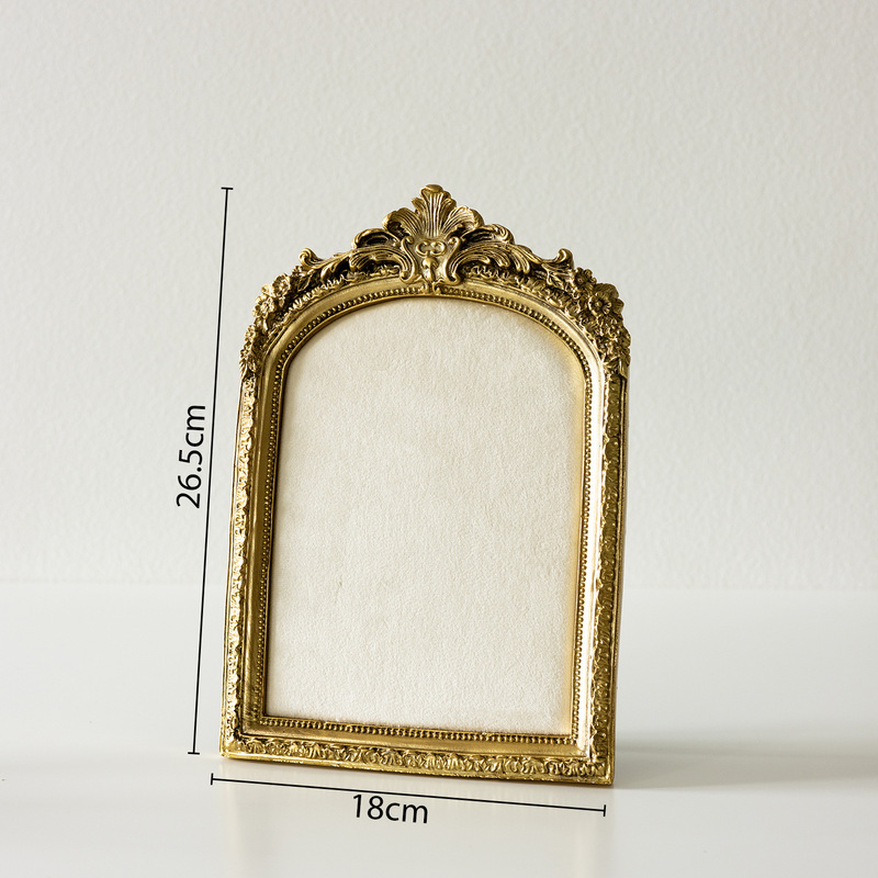 金色のレトロなフォトフレームのジュエリー展示棚は壁に掛けられます。|undefined