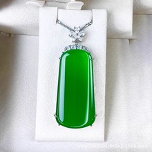 高冰玉髓无事牌吊坠翡翠绿平安牌项链气质简约时尚潮流镶嵌满绿坠