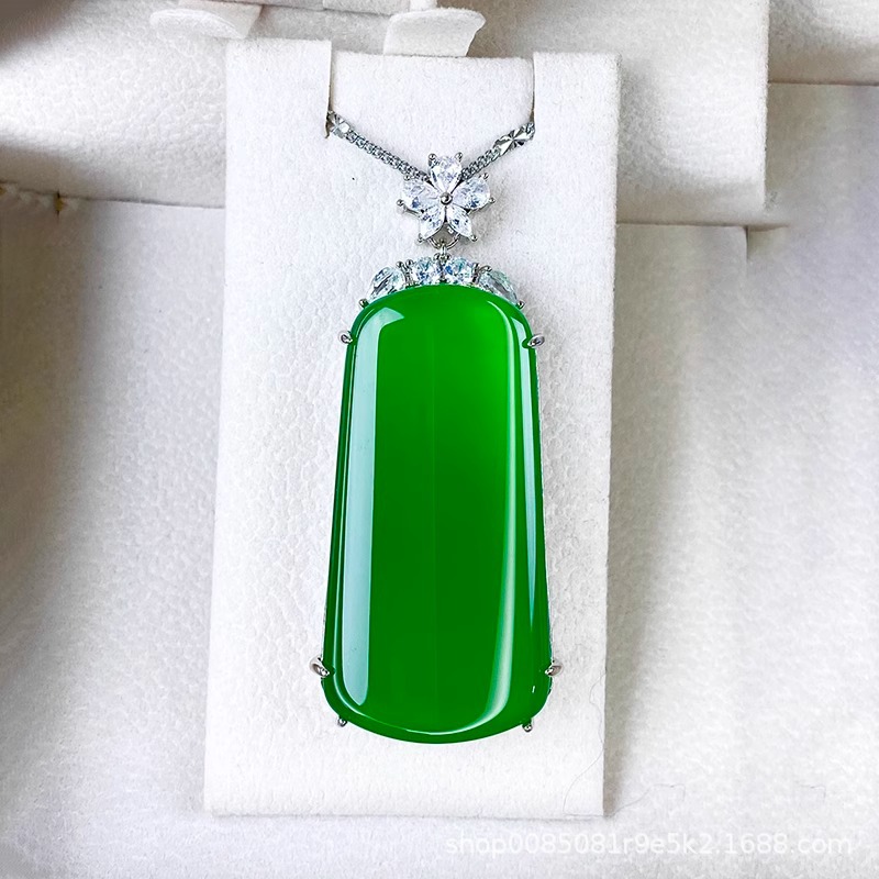 高冰玉髓无事牌吊坠翡翠绿平安牌项链气质简约时尚潮流镶嵌满绿坠