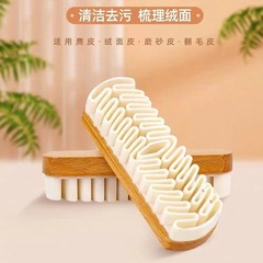 スエードの靴のブラシのスエードの清潔な靴のブラシは毛皮の雪の靴をひっくり返して汚れを落とします。