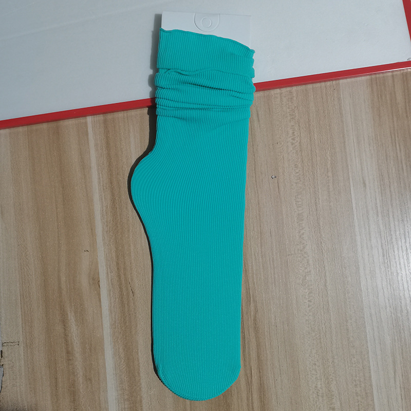 Primavera y verano calcetines de algodón peinados delgados calcetines de confinamiento sin hueso anti-pilling calcetines de moda casual transpirable de color sólido calcetines de pila al por mayor