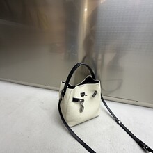 ����Ů2026�¿�W�tײɫ�r�аٴ�˻@�Ӱ��μ��б������ˮͰ����