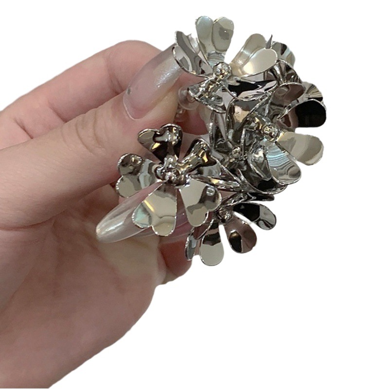 Aguja de plata metal flor geométrica pendientes Retro Luz de lujo elegante diseño personalizado pendientes de alta calidad pendientes