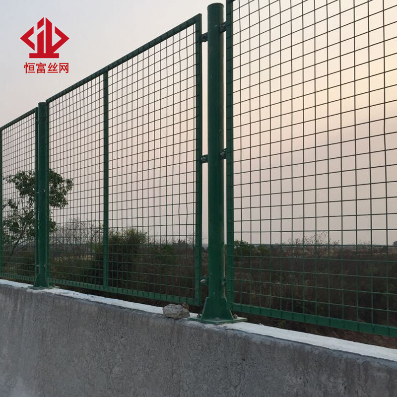 护栏厂家高速公路焊接网隔离栅，刺钢丝网，防攀爬围栏镀锌隔离网
