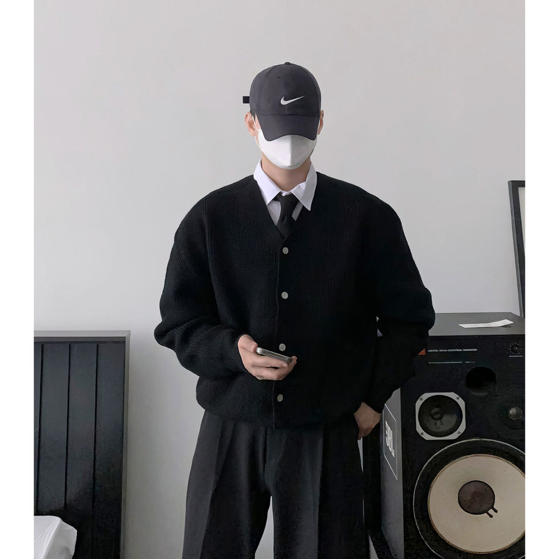 Black V-neck striped knitted cardigan for men, spring and autumn Korean style, loose fit, single-breasted, long-sleeved sweater jacket