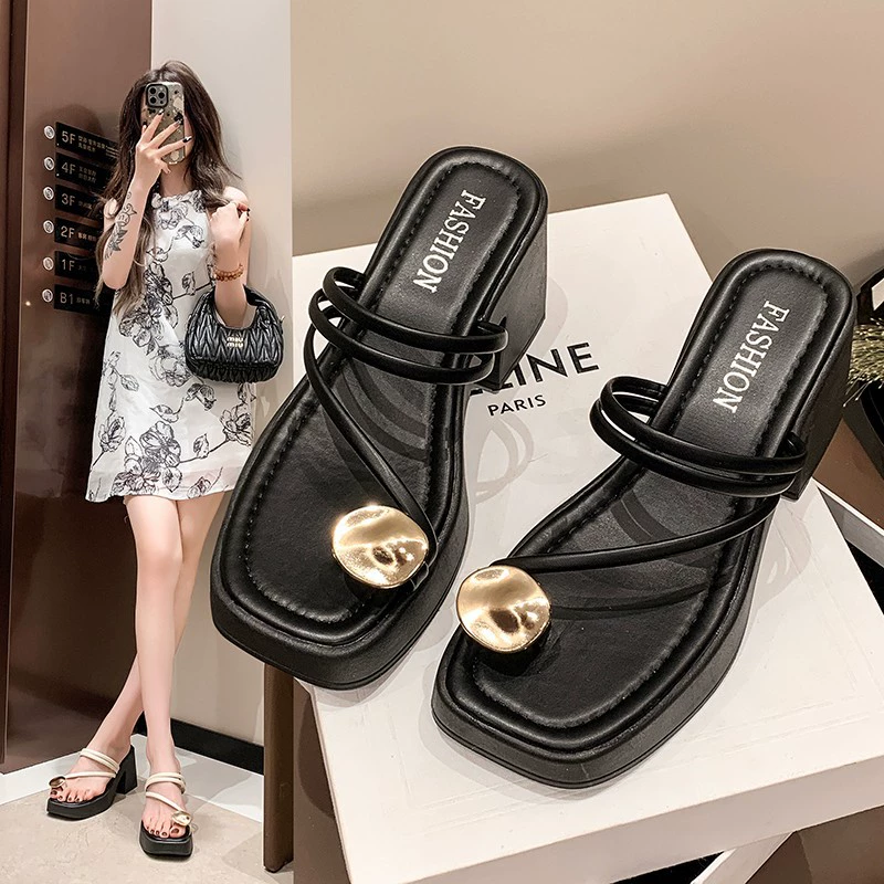 Женские тапочки на толстом каблуке, новинка 2025 года, летняя верхняя одежда во французском стиле, красивые сандалии на платформе на толстой подошве, увеличивающие рост, для маленьких людей