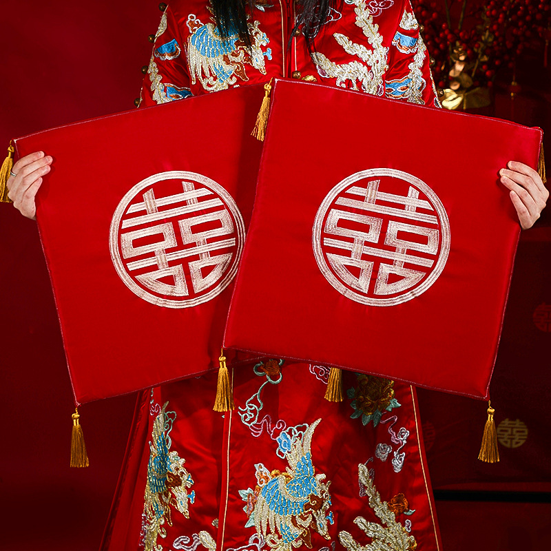 Wedding kneeling pad for bride and groom; wedding ceremony tea-ceremony replacement toast pad; celebratory wedding cushion for newlyweds to kowtow and pay respects to heaven and earth; wholesale sitting-for-blessings pad.