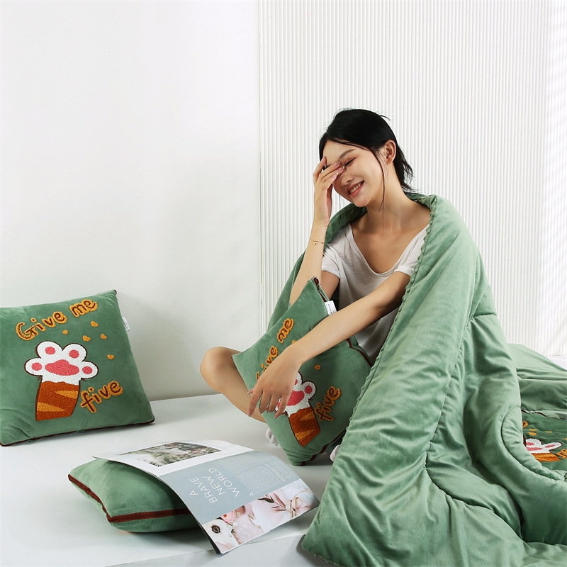 一件代发多功能二合一水晶绒抱枕被子加厚卡通AB版豆豆绒抱枕被|ru