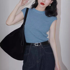レトロな気質の丸首が色のストライプのtシャツにぶつかります。
