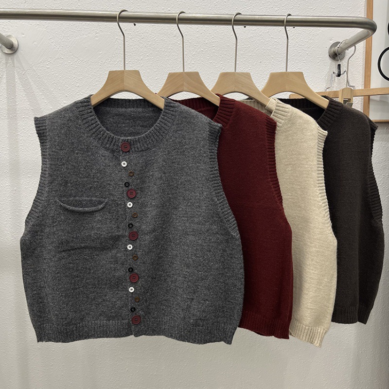 Fashionable retro knitted vest with a round collar