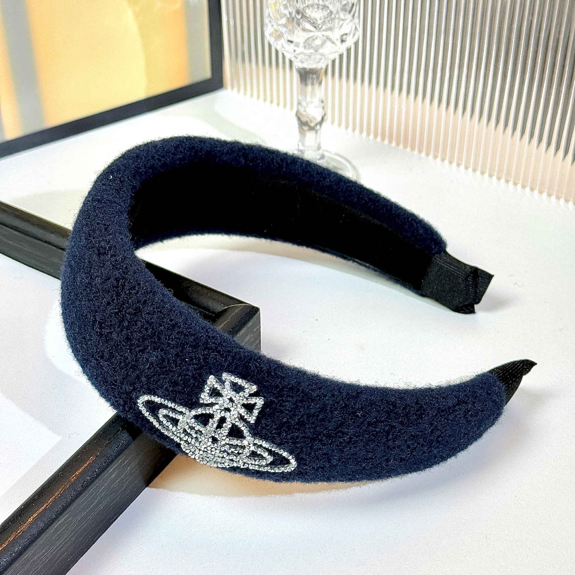 2025新型の小香風フラッシュドリル土星の広い縁のカチューシャの灰色の香港式の高級感のレトロな気質のカチューシャの神器