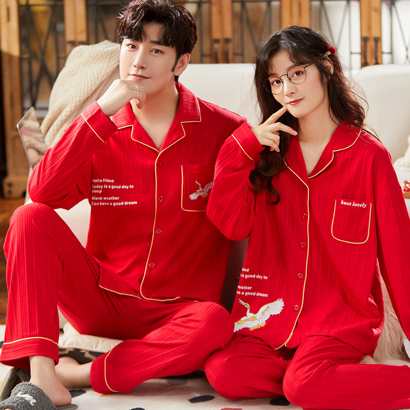 Jiao Caimeng nuevo primavera y otoño pareja pijamas de manga larga de algodón cardigan solapa color sólido de alta gama rojo traje de desgaste para el hogar
