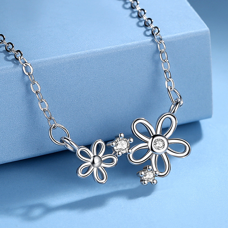 S925 plata de ley de cinco pétalos collar de flores de las mujeres de diamantes incrustados estilo japonés y coreano fresco Margarita nicho flor diseño de la cadena de la clavícula