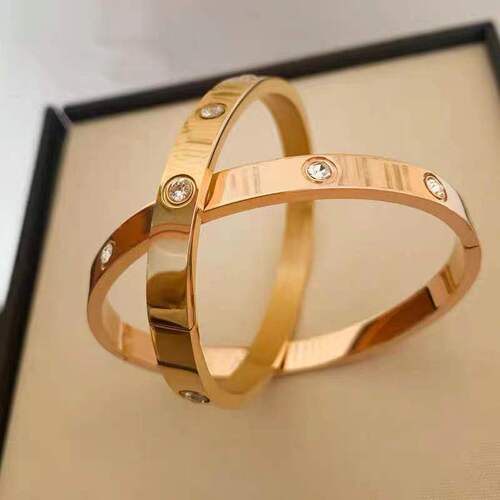 Titanium steel can be used for bathing, simple and elegant, light luxury, high-end fashion, diamond-encrusted titanium steel shiny ins non-fading rose bracelet.