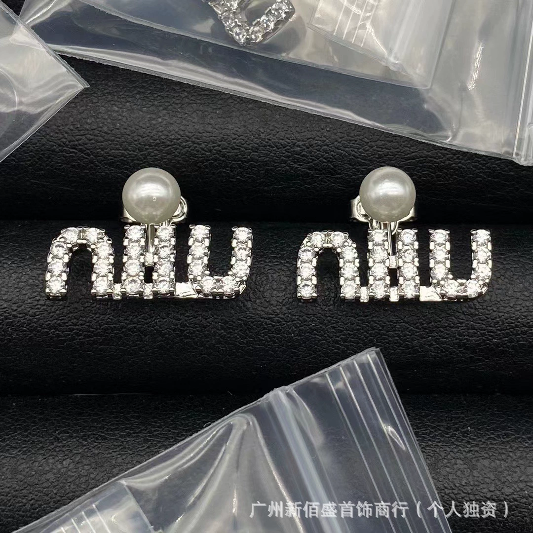 Серьги (Miumiu) с жемчужиной и буквенными подвесками, инкрустация стразами