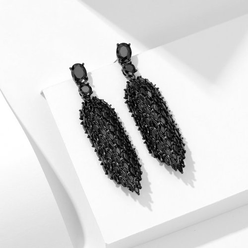 Trendy new European and American-style earrings—luxurious, ultra-shiny, oversized rhombus-shaped statement pieces with intricate craftsmanship and premium cubic zirconia inlays, available for wholesale.