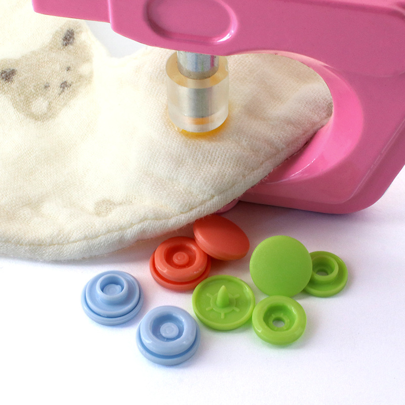 Pequeños lotes de productos de seguridad ambiental no tóxicos roer ropa de bebé de plástico cuatro cierre botones de color botones de ropa de trabajo botones