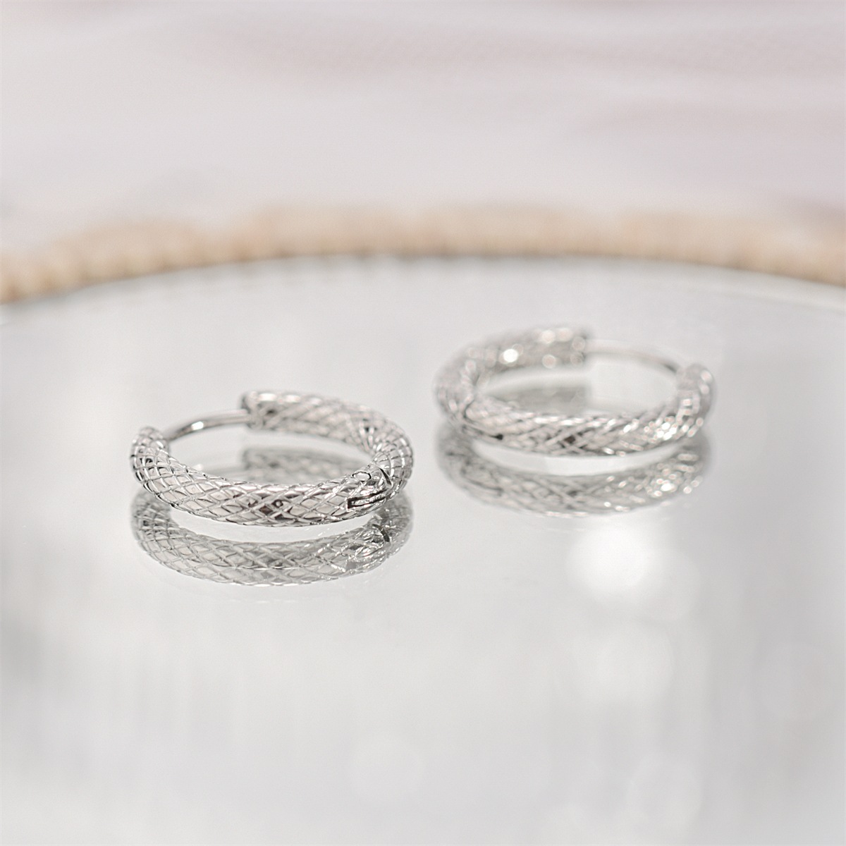 New Fashion Simple Titanium Steel Earring Grid Pattern Ear Clip